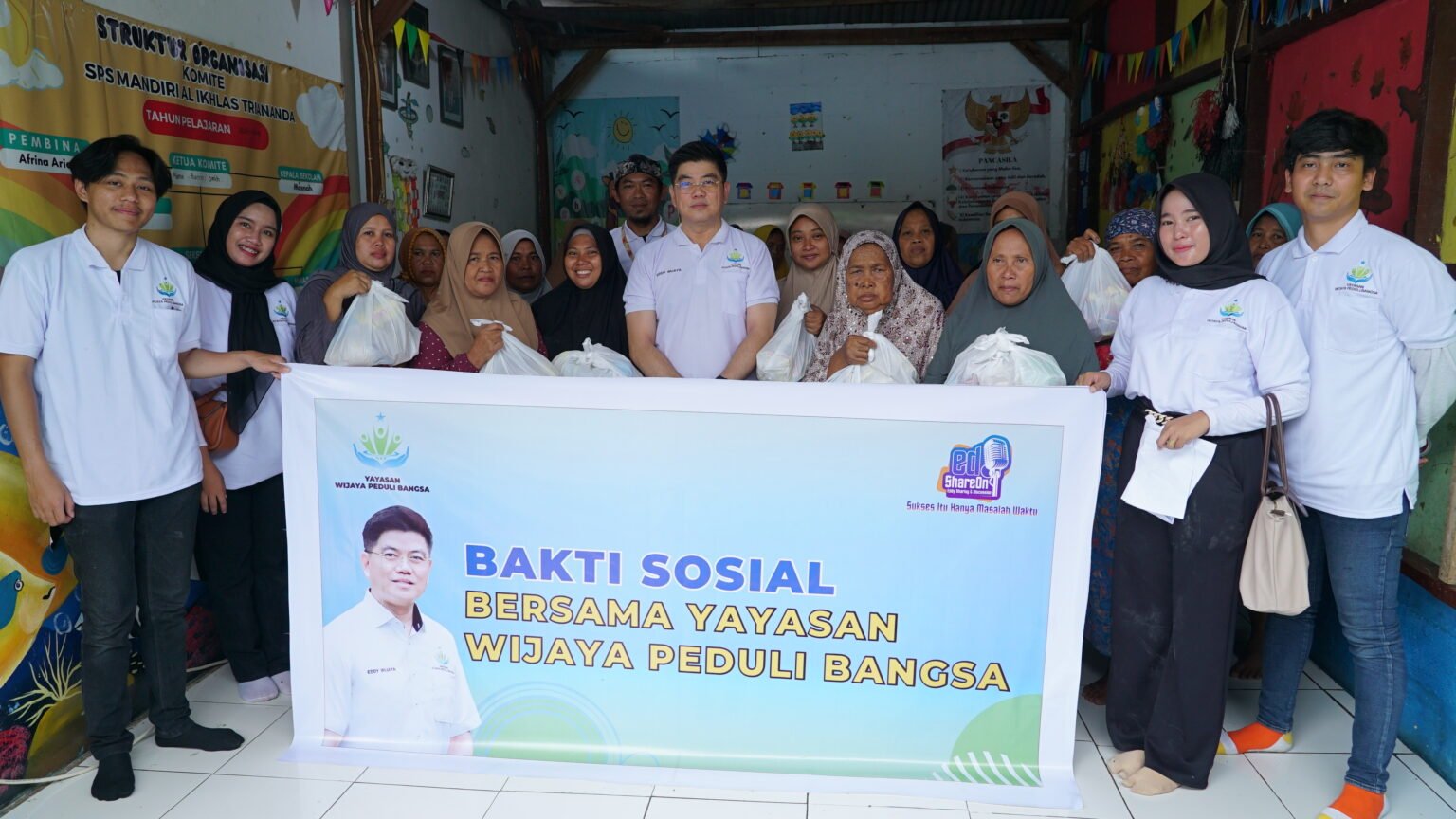 Bakti sosial Yayasan Wijaya Peduli Bangsa di Bantar Gebang. (Foto: EdShareOn.com)