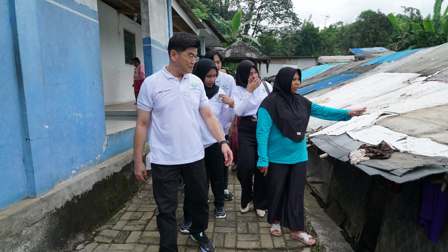 Bakti sosial Yayasan Wijaya Peduli Bangsa di Bantar Gebang. (Foto: EdShareOn.com)