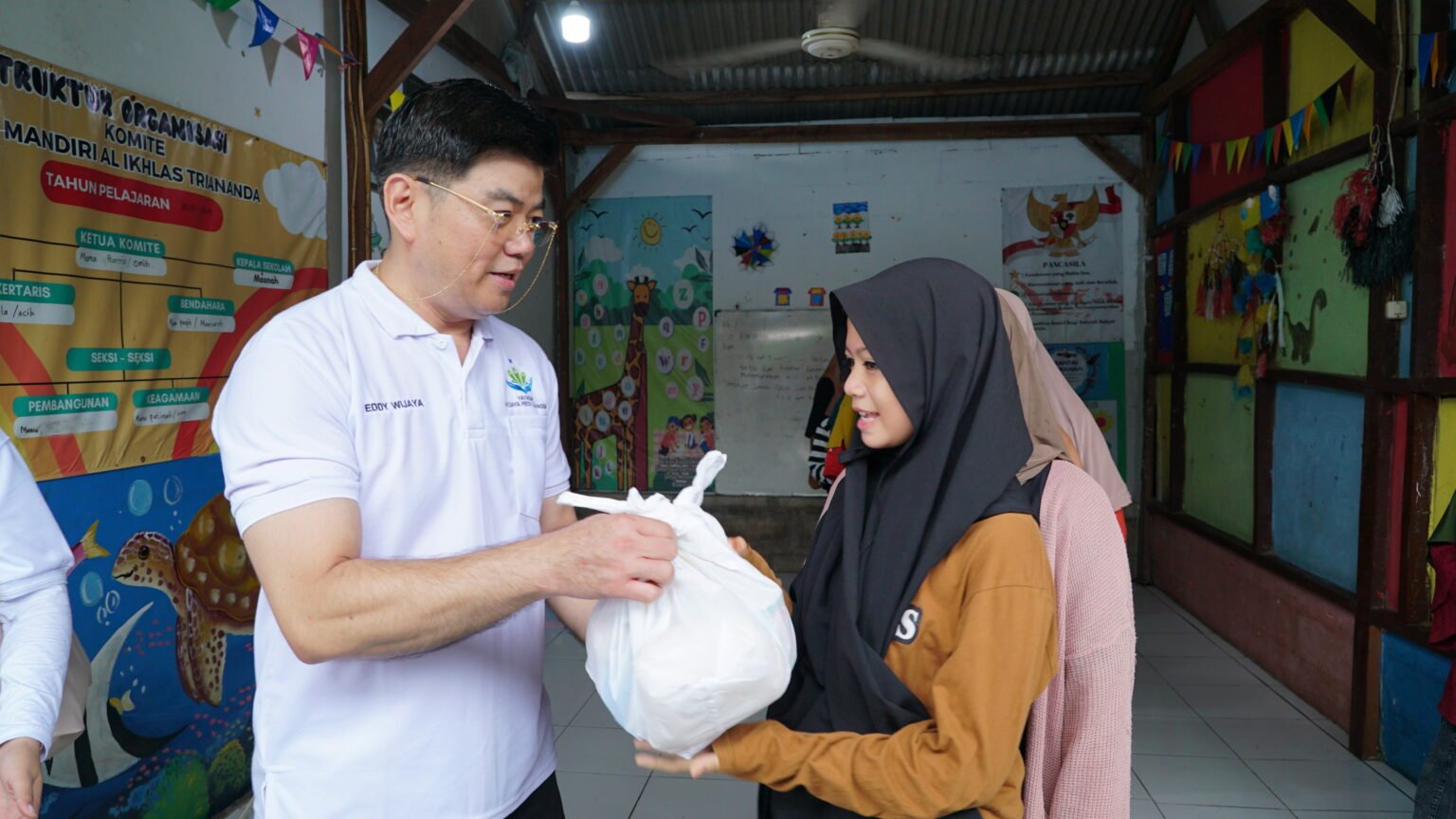 Bakti sosial Yayasan Wijaya Peduli Bangsa di Bantar Gebang. (Foto: EdShareOn.com)