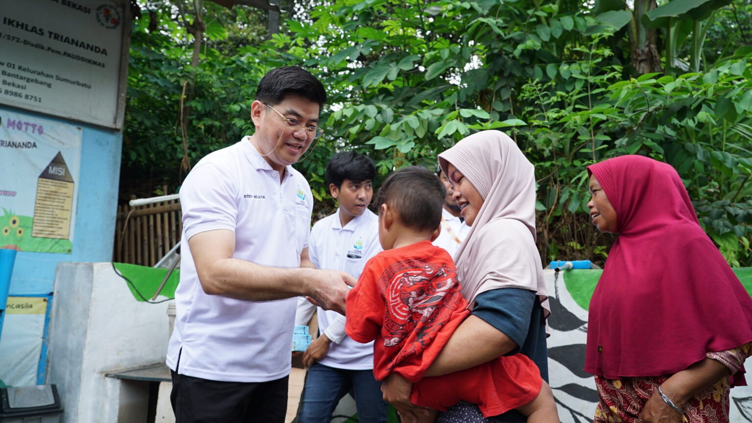 Bakti sosial Yayasan Wijaya Peduli Bangsa di Bantar Gebang. (Foto: EdShareOn.com)