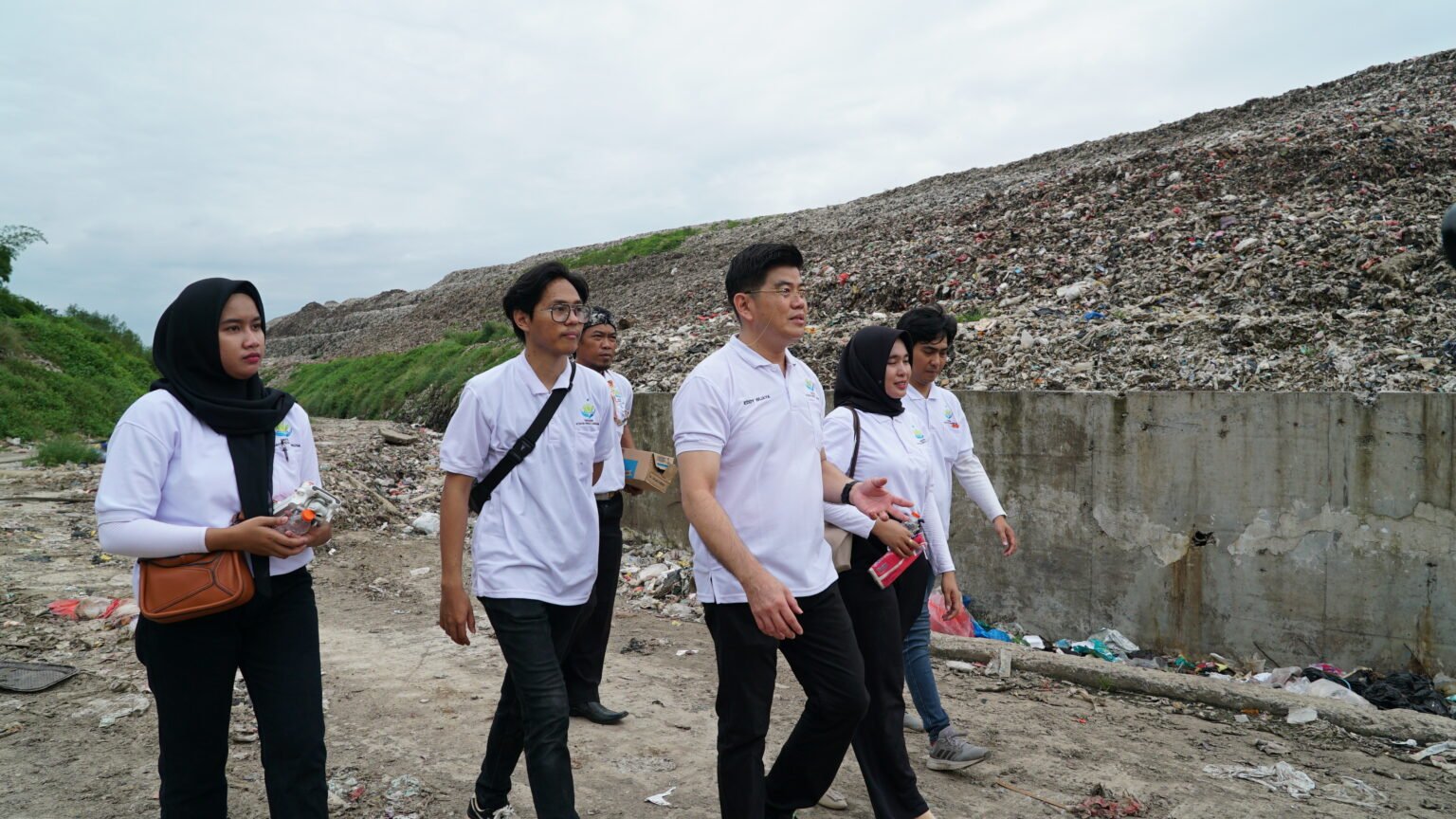 Bakti sosial Yayasan Wijaya Peduli Bangsa di Bantar Gebang. (Foto: EdShareOn.com)