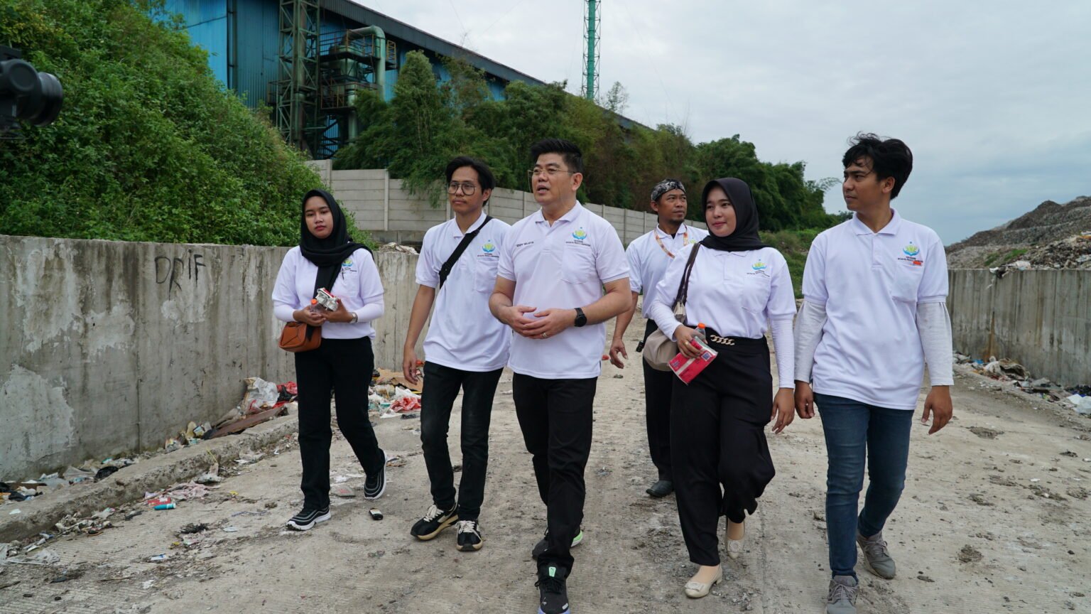 Bakti sosial Yayasan Wijaya Peduli Bangsa di Bantar Gebang. (Foto: EdShareOn.com)