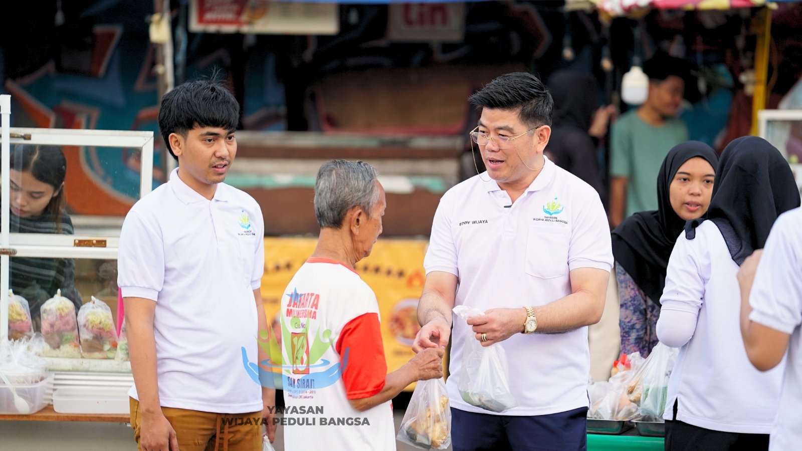 Jumat Berkah Yayasan Wijaya Peduli Bangsa di Pasar Minggu. (Foto: EdShareOn.com)