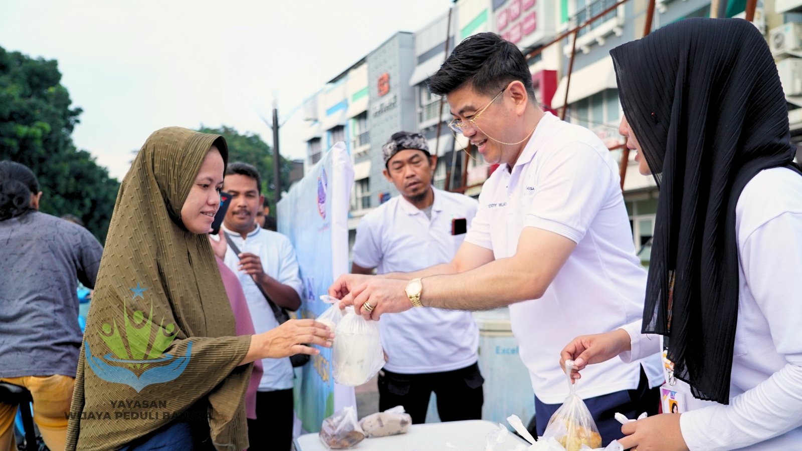 Jumat Berkah Yayasan Wijaya Peduli Bangsa di Pasar Minggu. (Foto: EdShareOn.com)