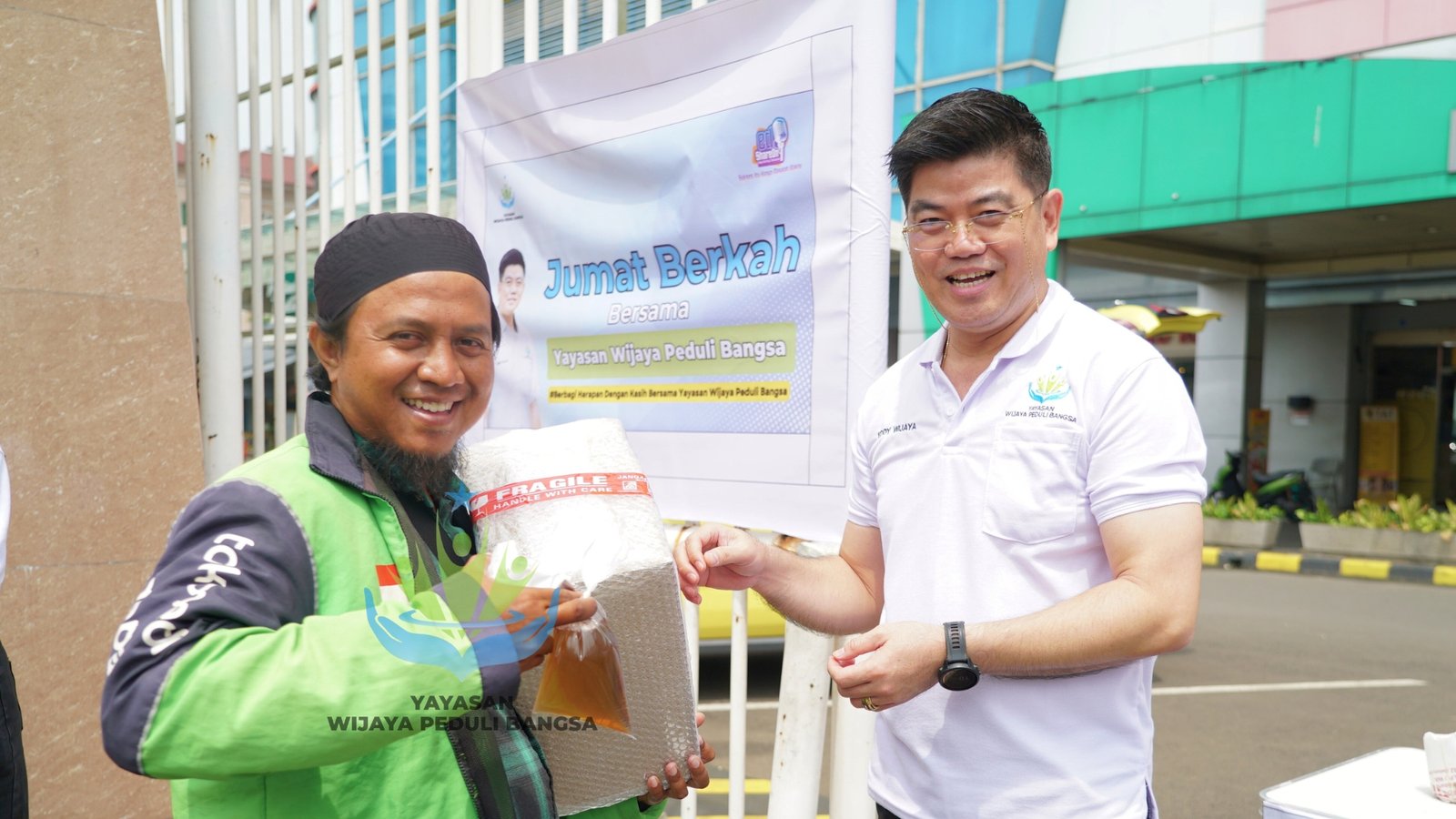 Jumat Berkah Yayasan Wijaya Peduli Bangsa di Mangga Dua. (Foto: EdShareOn.com)