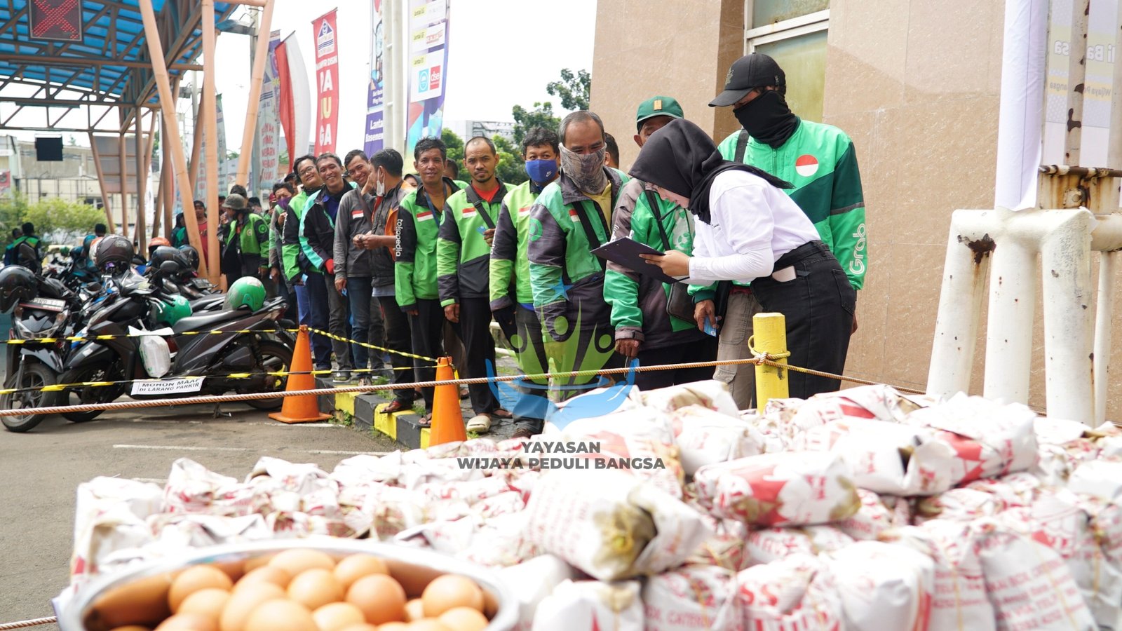 Jumat Berkah Yayasan Wijaya Peduli Bangsa di Mangga Dua. (Foto: EdShareOn.com)