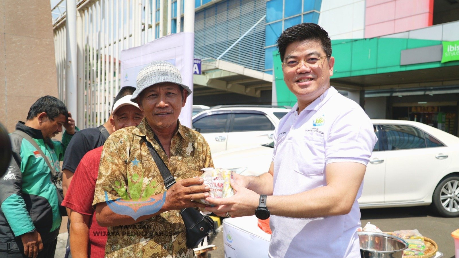 Jumat Berkah Yayasan Wijaya Peduli Bangsa di Mangga Dua. (Foto: EdShareOn.com)
