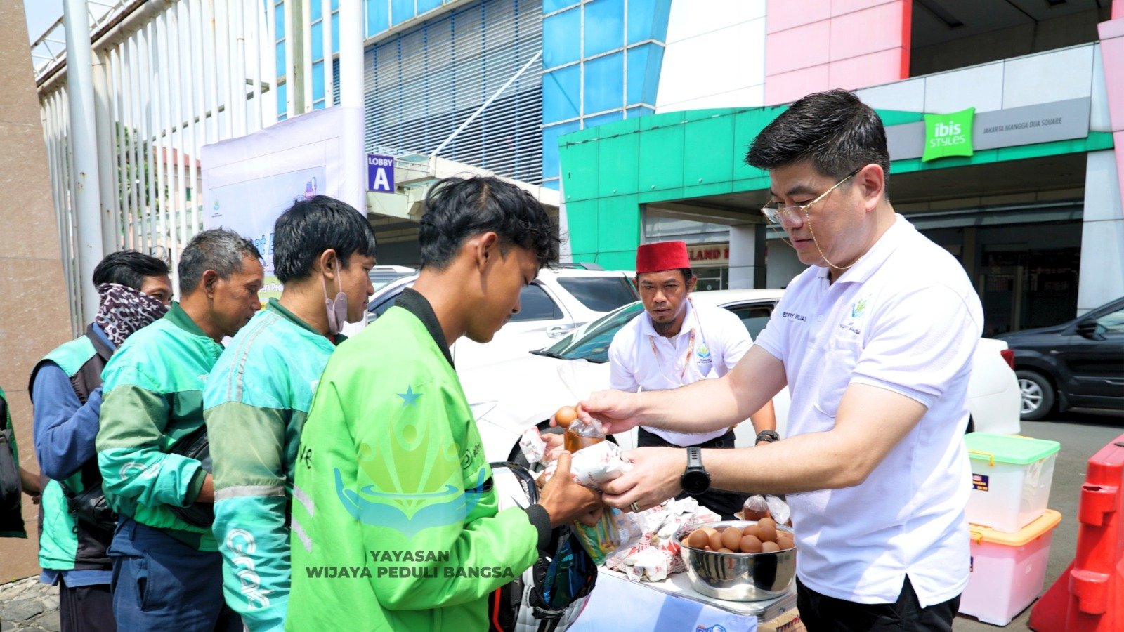 Jumat Berkah Yayasan Wijaya Peduli Bangsa di Mangga Dua. (Foto: EdShareOn.com)